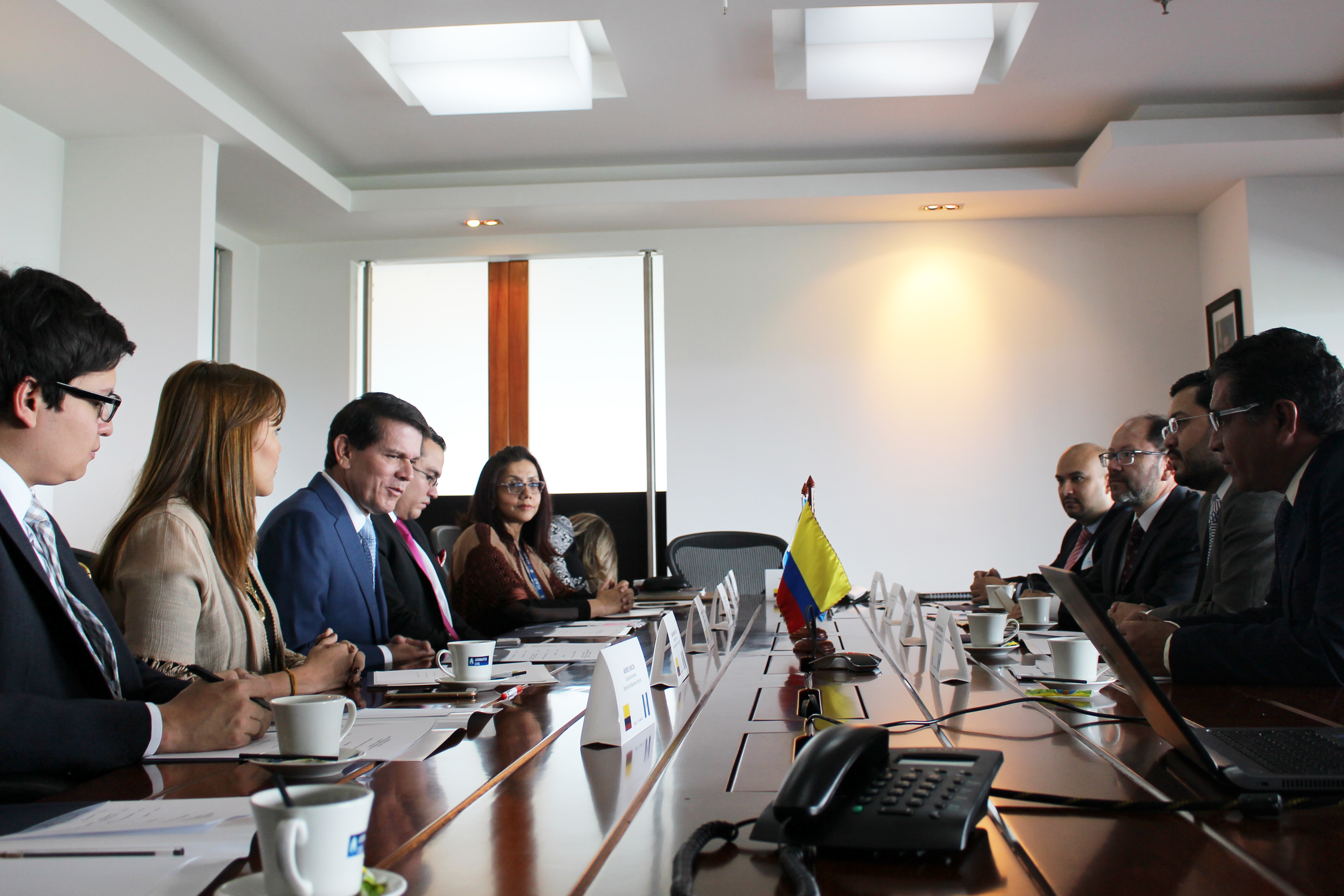 Colombia y Guatemala formalizan memorando de entendimiento aerocomercial