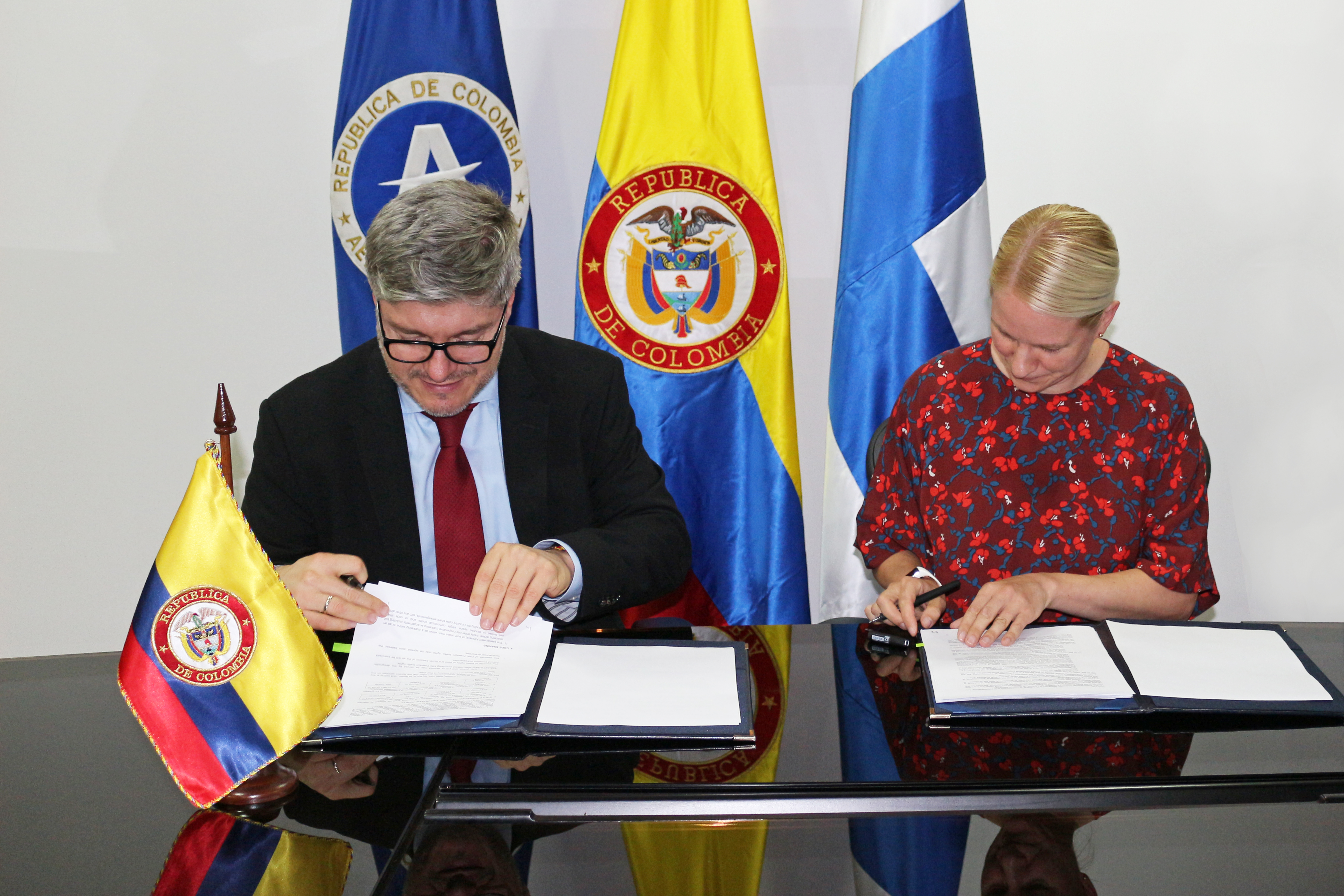 Colombia y Finlandia firman Memorando de Entendimiento en el sector aéreo 