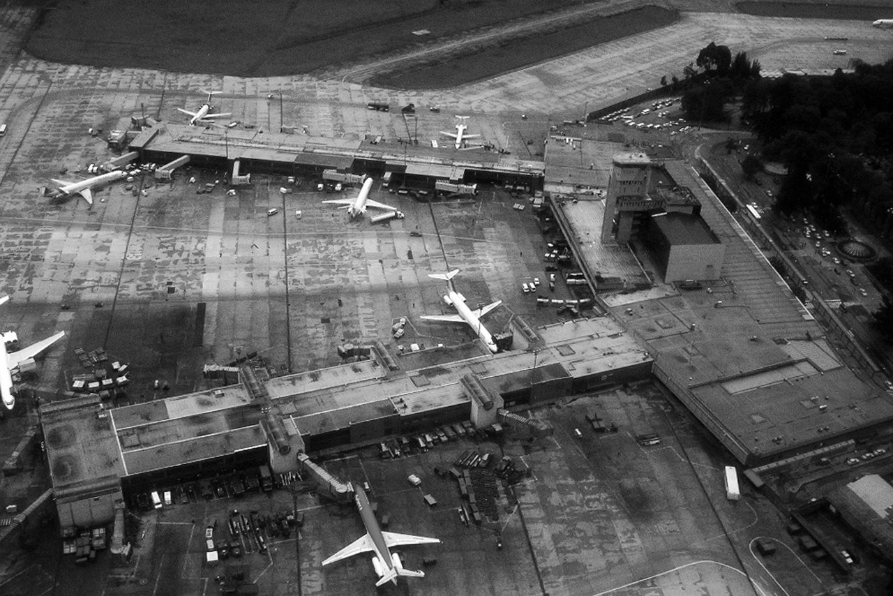 Fotografía aeroa del Aeropuerto el Dorado con aviones parqueados en plataformas
