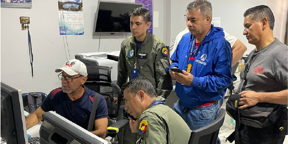 Fotografía equipos del Servicio de Búsqueda y Salvamento (SAR) de la Aeronáutica Civil, equipos del Centro Nacional de Recuperac