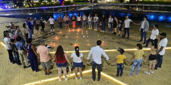 Fotografía personas en velatón en el parque principal de San José del Guaviare