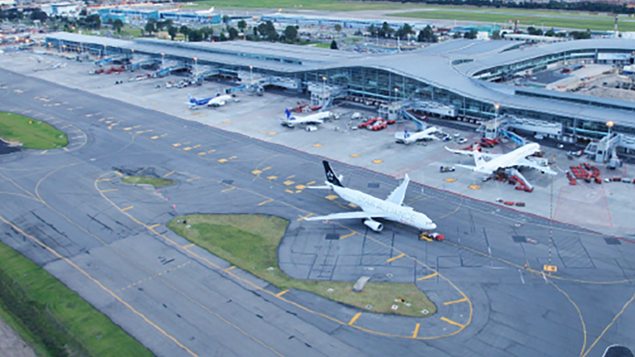 Fotografìa aèrea del aeropuerto el dorado con aviones en pista