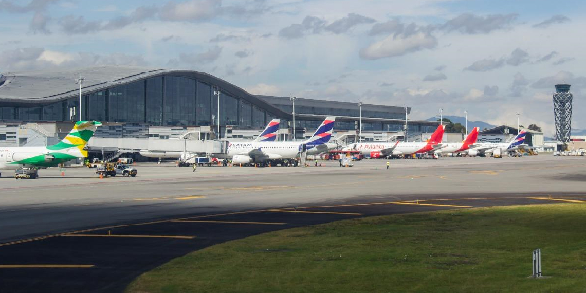 Fotografía aérea de Aviones  en plataforma de aeropuerto