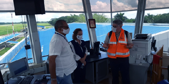 El Director General de la Aeronáutica Civil, Juan Carlos Salazar Gómez, en compañía del equipo técnico de expertos en el aeropue