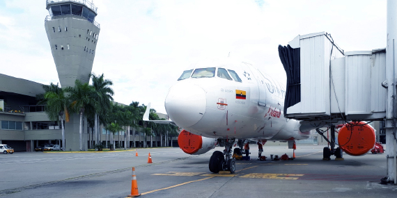 Avión en plataforma aeropuerto