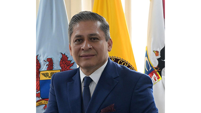 •	Durante más de cuatro décadas, Henry Pinto se h