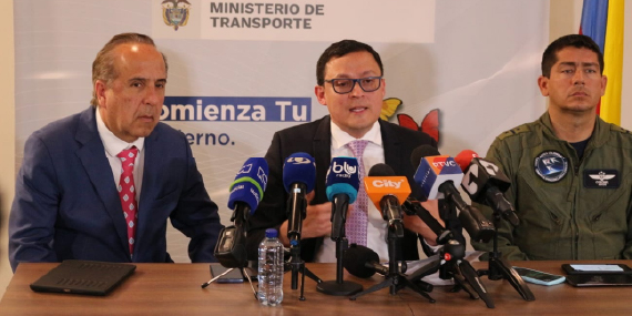Fotografía de rueda de prensa, ministro de transporte de guillermo Reyes Gonzales, el Director General de la Aeronáutica Civil (