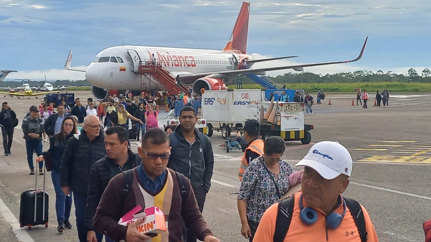 Fotografia de desembarque de pasajeros en el aeropuerto Vanguardia de Villavicencio