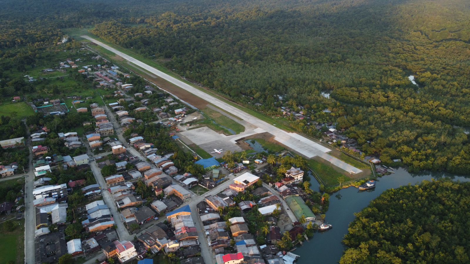 pista aeropuerto de Nuqui