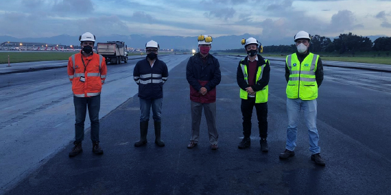 Personal en obras en el Aeropuerto Internacional El Dorado de Bogotá