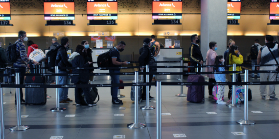 pasajeros haciendo fila para abordar avión