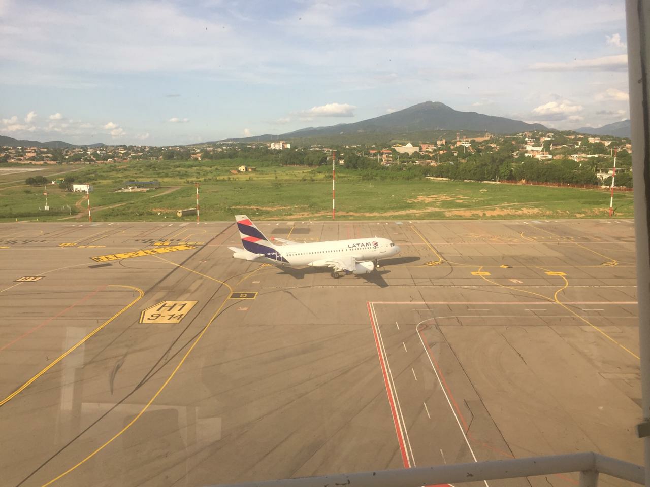 Imagen de aeronave en el aeropuerto Camilo daza de Cúcuta con fondo del barrio aeropuerto