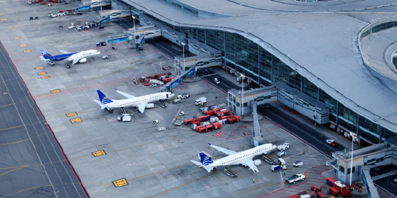 Fotografía aérea de aviones en plataforma de aeropuerto