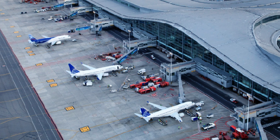 Fotografía aérea de aviones en aeropuerto