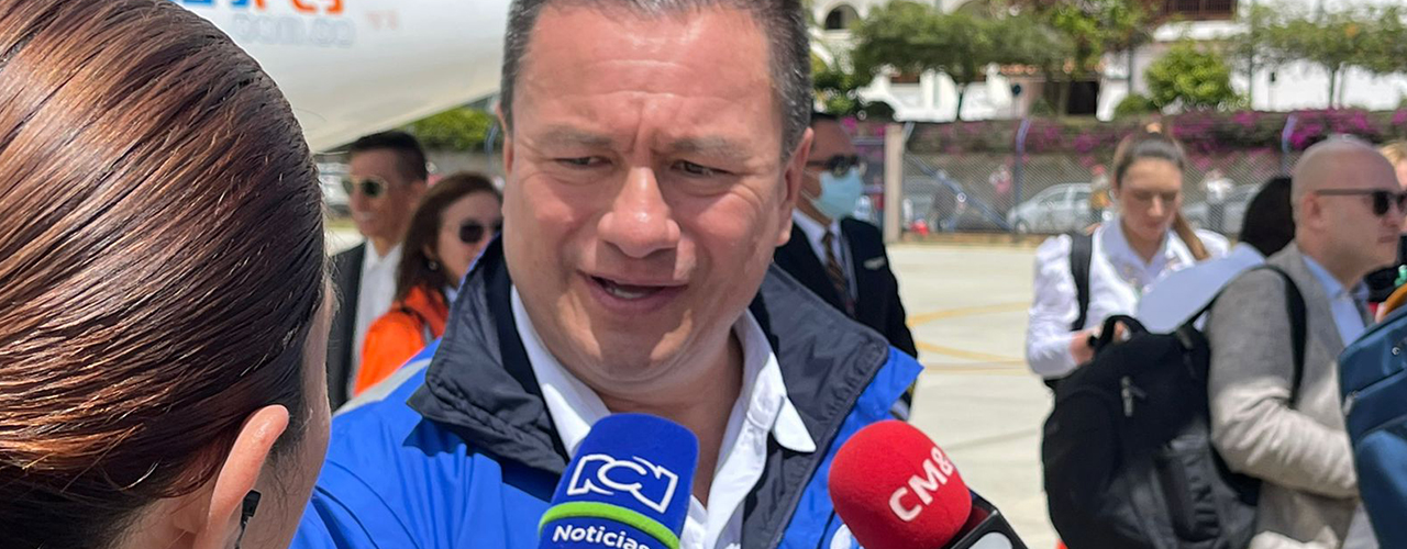 El director de la Aeronáutica, Jair Orlando Fajardo, dando declaraciones a la prensa