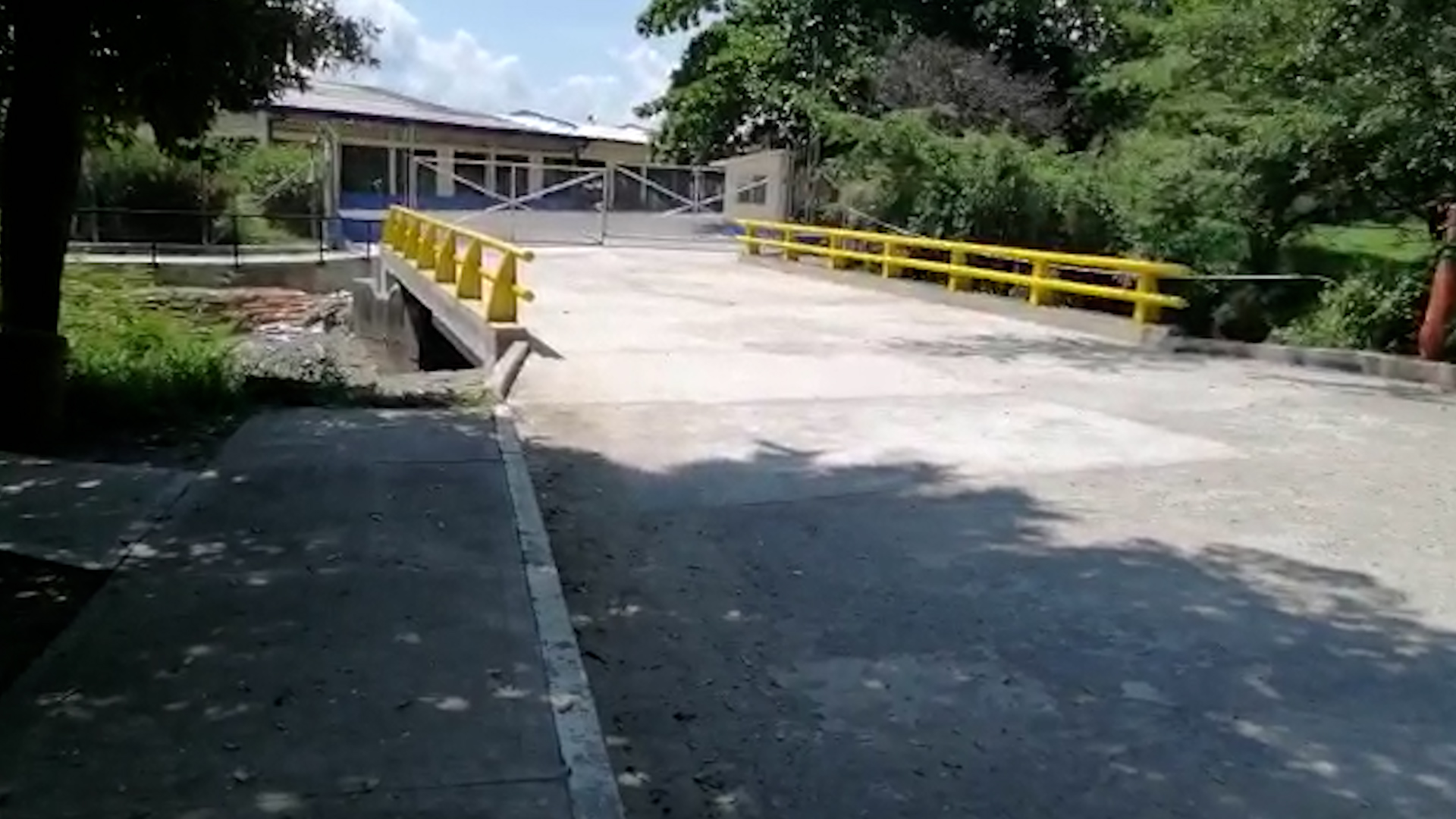 nuevo puente que permite el acceso al aeropuerto de Puerto Berrío en Antioquia 