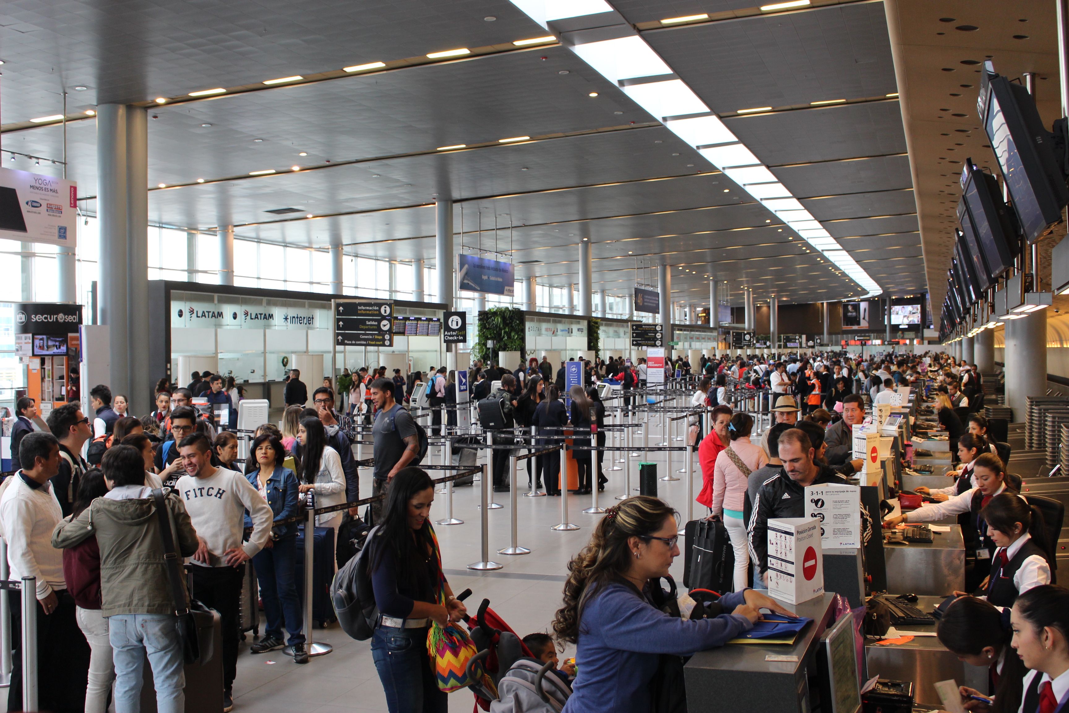 Pasajeros en aeropuerto el Dorado