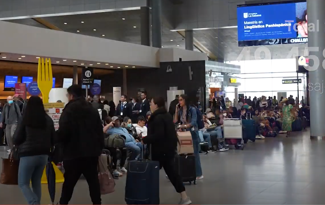 fotografía de pasajeros en terminal aérea