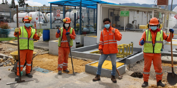 trabajadores en obras de infraestructura de aeropuerto