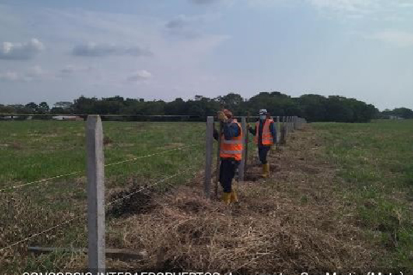 Fotografía de dos trabajadores realizan obras de mantenimiento a la infraestructura de cerramiento perimetral 