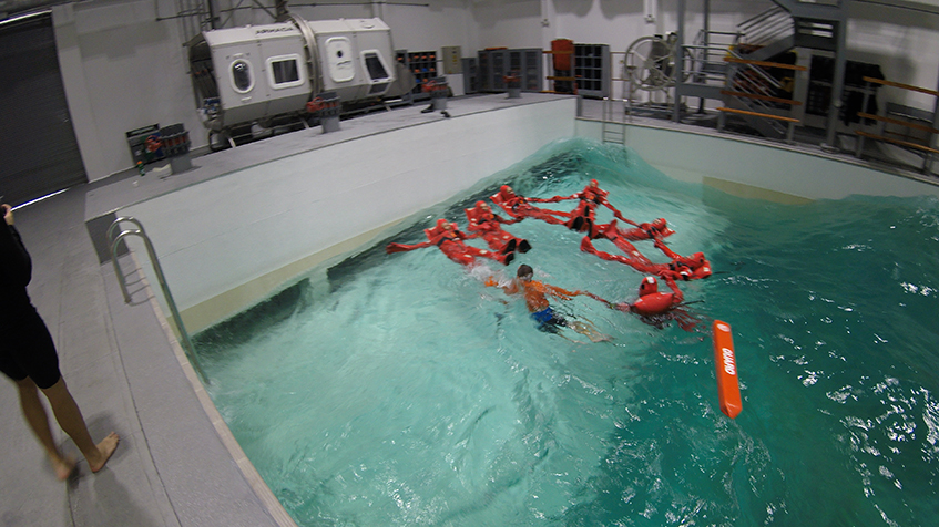Fotografía de equipo de salvamento en entrenamiento en una piscina