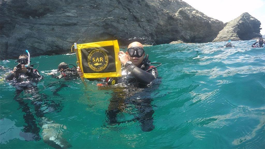 Fotografía de equipo de buzos de búsqueda, salvamento en el mar