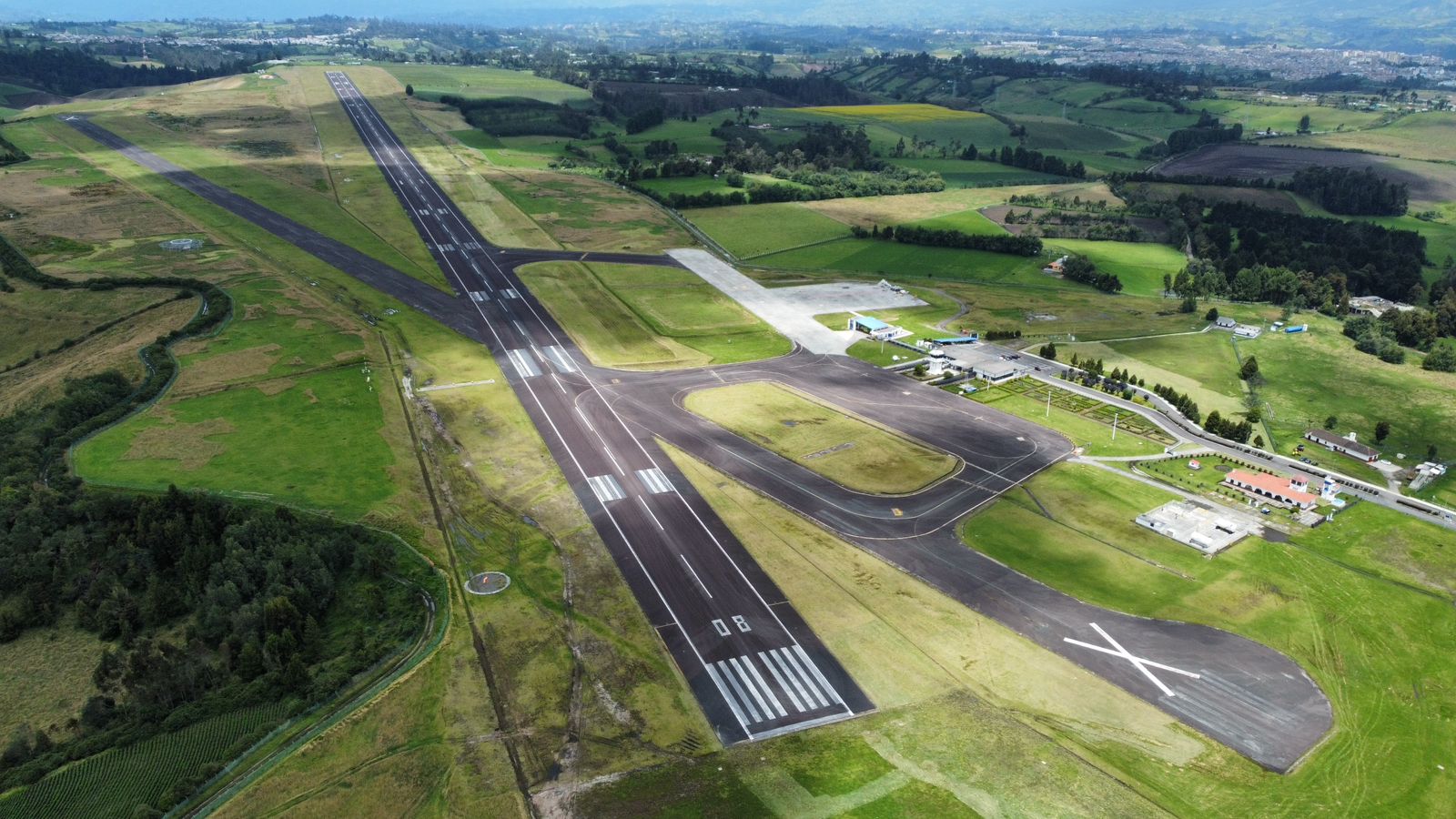 Vista aérea de pista de aeropuerto
