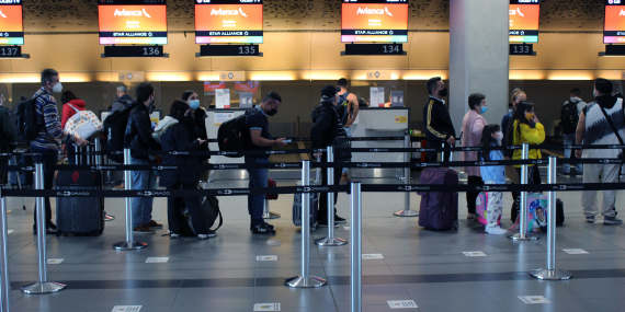 Fotografía de Pasajeros haciendo fila en un aeropuerto