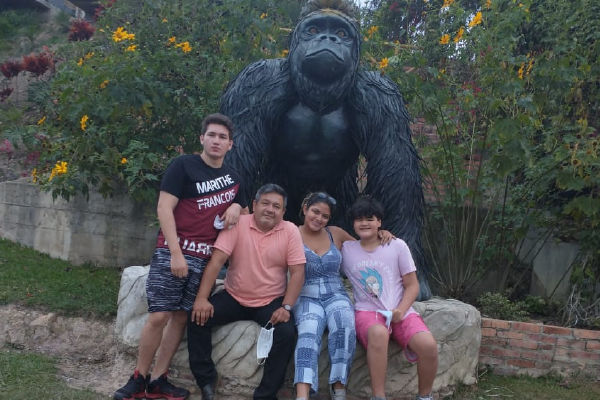 Daniel Aponte Cifuentes con la familia posando delante de una estatua de un gorila